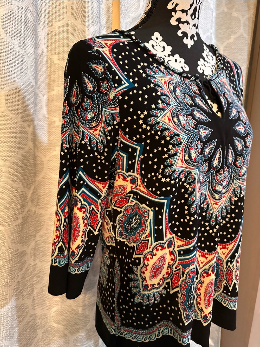 ECI New York Printed Black Medallion-Pattern Women's Top - Black/Red/Blue size L - Picture 2 of 7